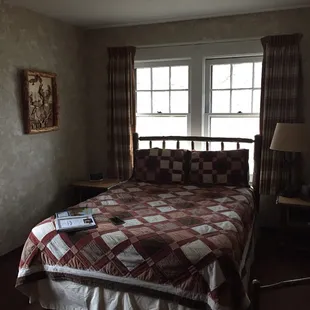A single Queen room which was very clean and well-maintained. The bathroom was also nice and a good size.