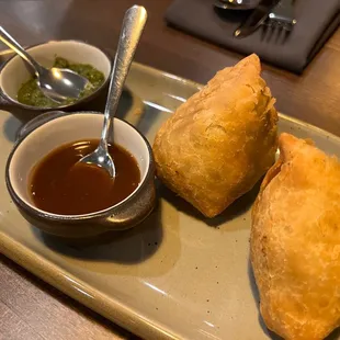 Samosa with mint sauce and tamarind sauce