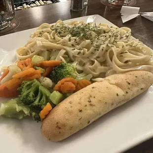 Alfredo, vegetable medley, garlic breadstick