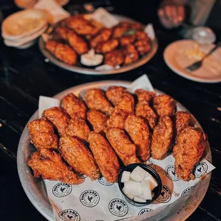 food, chicken wings and fried chicken