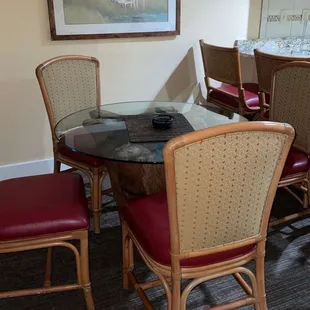 I&apos;m suit dining room area