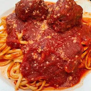 a plate of spaghetti and meatballs