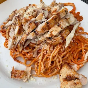 a plate of spaghetti and chicken