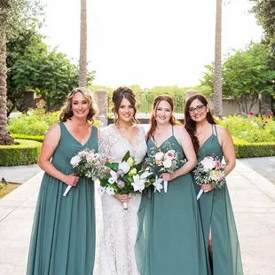 Bridal party! 

@theclausengalleryweddings
@tuscangardensvenue