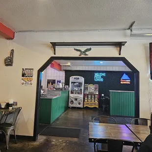 Very good customer service. The Familia love coming here . The food tastes really good, especially the pizza . The employees are nice