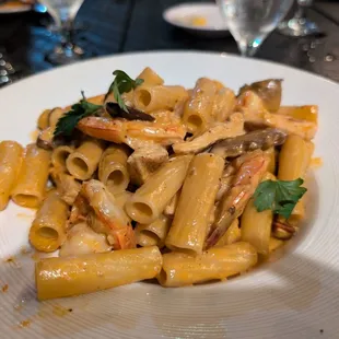 Rigatoni with shrimp and chicken