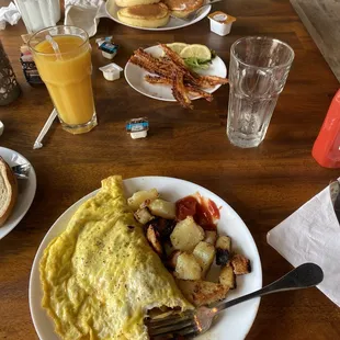 Omelette with Swiss cheese, mushrooms, tomatoes and onions with breakfast potatoes. Crispy bacon, fluffy pancakes.  All were delicious!