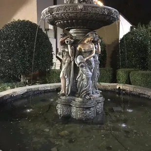 Love the fountain too!!