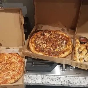 Wrong order. Medium cheese pizza, large bbq steak pizza, 12 garlic knots, no 2 liter soda. Disappointed.