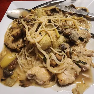 Chicken with artichoke and mushrooms in wine sauce.