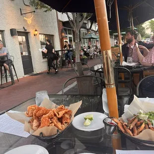 Atmosphere on the patio, pork rinds and pommels frites