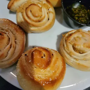 Garlic rolls with garlic and without.