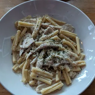 Rigatoni W/ Roasted Garlic Cream