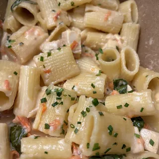 Rigatoni W/ Roasted Garlic Cream