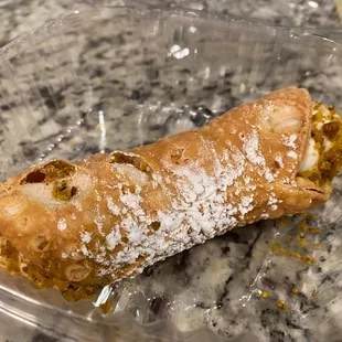 Cannolo (Cannoli&apos;s filled with Sweet Ricotta Cheese)