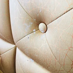 This t back rest of 1 of t chairs n u can tell is dirty. All of them r this dirty if not worse..