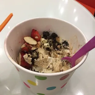 Super yummy! I always get cheesecake and oreos on mine! Cute spoons and cups too :)