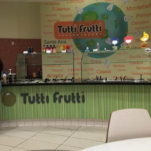 I like this place bc they have great selection of yogurt and fruits