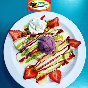 Strawberry crepe with ice cream/ crepe de fresa con helado