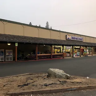 Front entrance to Twain Harte Market.