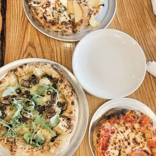 Applewood // BYO with vegan cheese, garlic sauce, mushrooms, olives and arugula // kid&apos;s cheese