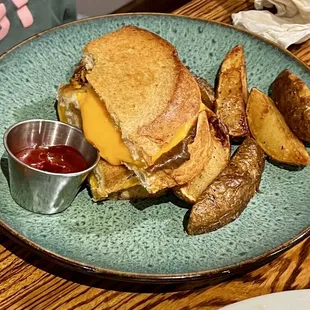 Cheeseburger and potato wedges