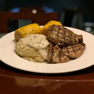 steak, mashed potatoes and corn