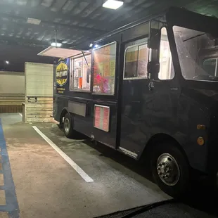 Outside Twin City Minis Food Truck