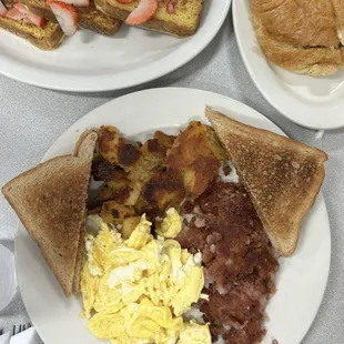 Eggs and corned beef hash