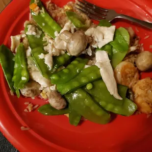 Snow Pea and Chicken with sauce and house tice, with large shrimp.