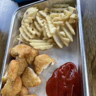 Kids chicken nuggets with waffle fries