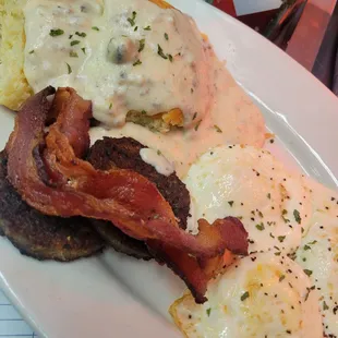 a plate of breakfast food