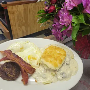 a plate of breakfast food