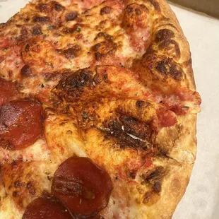 Burnt undercheesed pizza