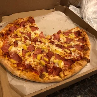 Ham and pineapple pizza