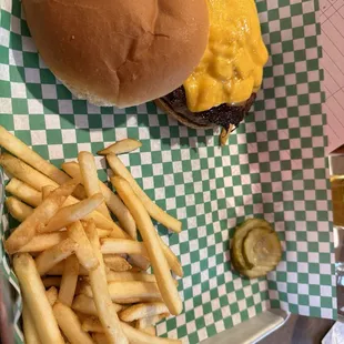 Cheeseburger w/fries