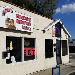 the outside of the restaurant