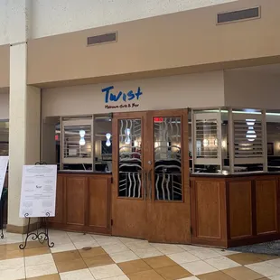 Entrance into restaurant from DoubleTree Hotel