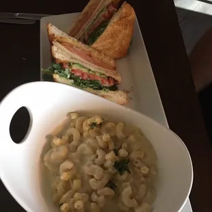 Smoked club sandwich with mac and cheese