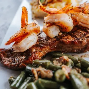 grilled steak with shrimp and green beans