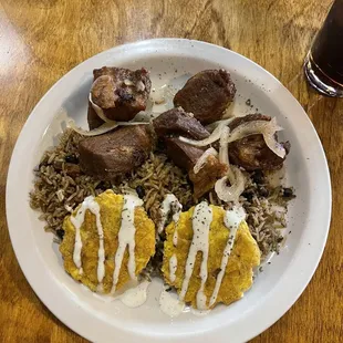 Masitas de puerco con moros y tostones!!!