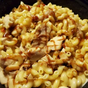 BBQ mac and cheese with sweet onion and peppers