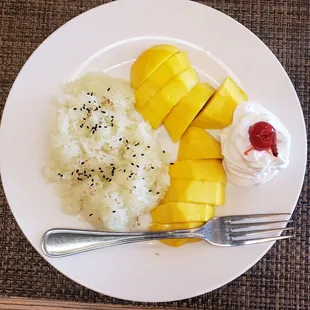 This mango sticky rice is to good for words. Yummy!