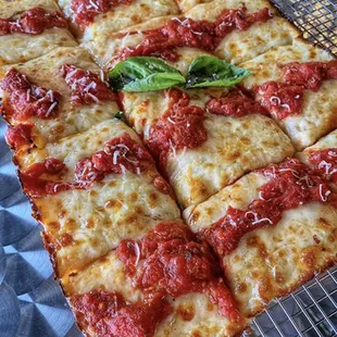 Mozzarella drip pizza