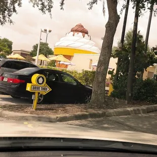 a fast food restaurant in the background