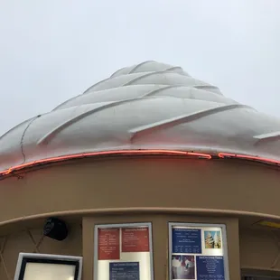 the inside of a fast food restaurant
