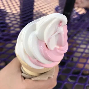 Kiddie cake cone strawberry/vanilla