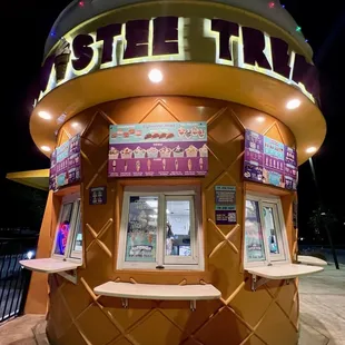 TWISTEE TREAT
