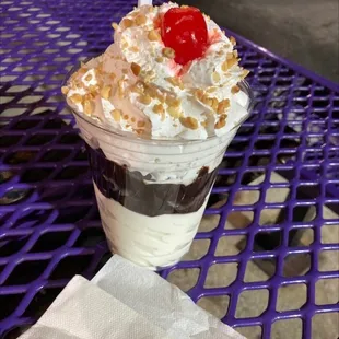Hot fudge sundae