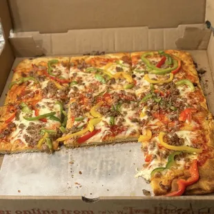 Meh..... picture is round and thin... this was not. And a $40 pizza is $65 4 Uber Eats blocks away....really? No thanks